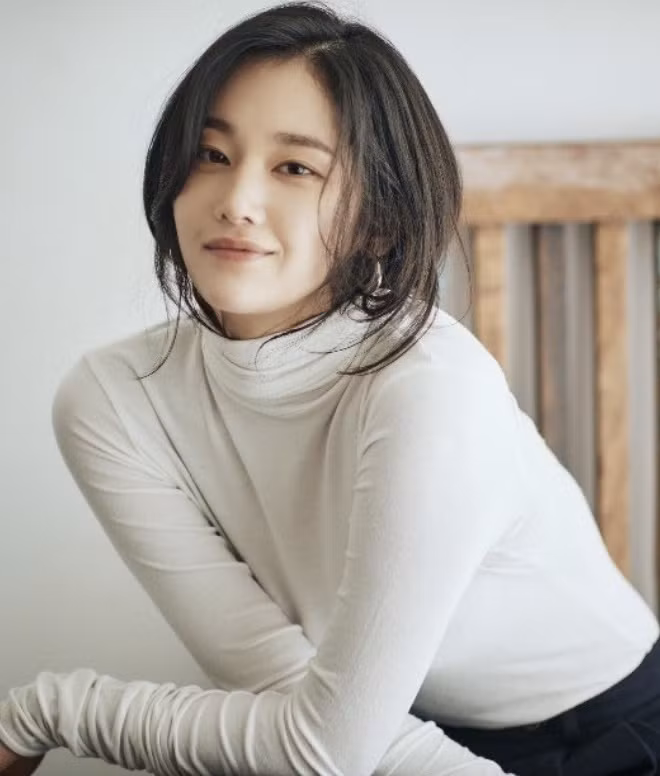 "Jeon Jong Seo đã đạt thành công không thể tưởng với vai trò tân binh. Cô ấy có sức cuốn hút độc đáo mỗi lần xuất hiện trên màn ảnh, vừa tự do vui tươi vừa nhức nhối dằn vặt, luôn khát khao điều gì đó mà cô ấy không bao giờ có thể đạt được", nhà phê bình phim Pierce Conran của trang Screen Anarchy viết khi chứng kiến màn thể hiện của Jeon Jong Seo trong Burning.