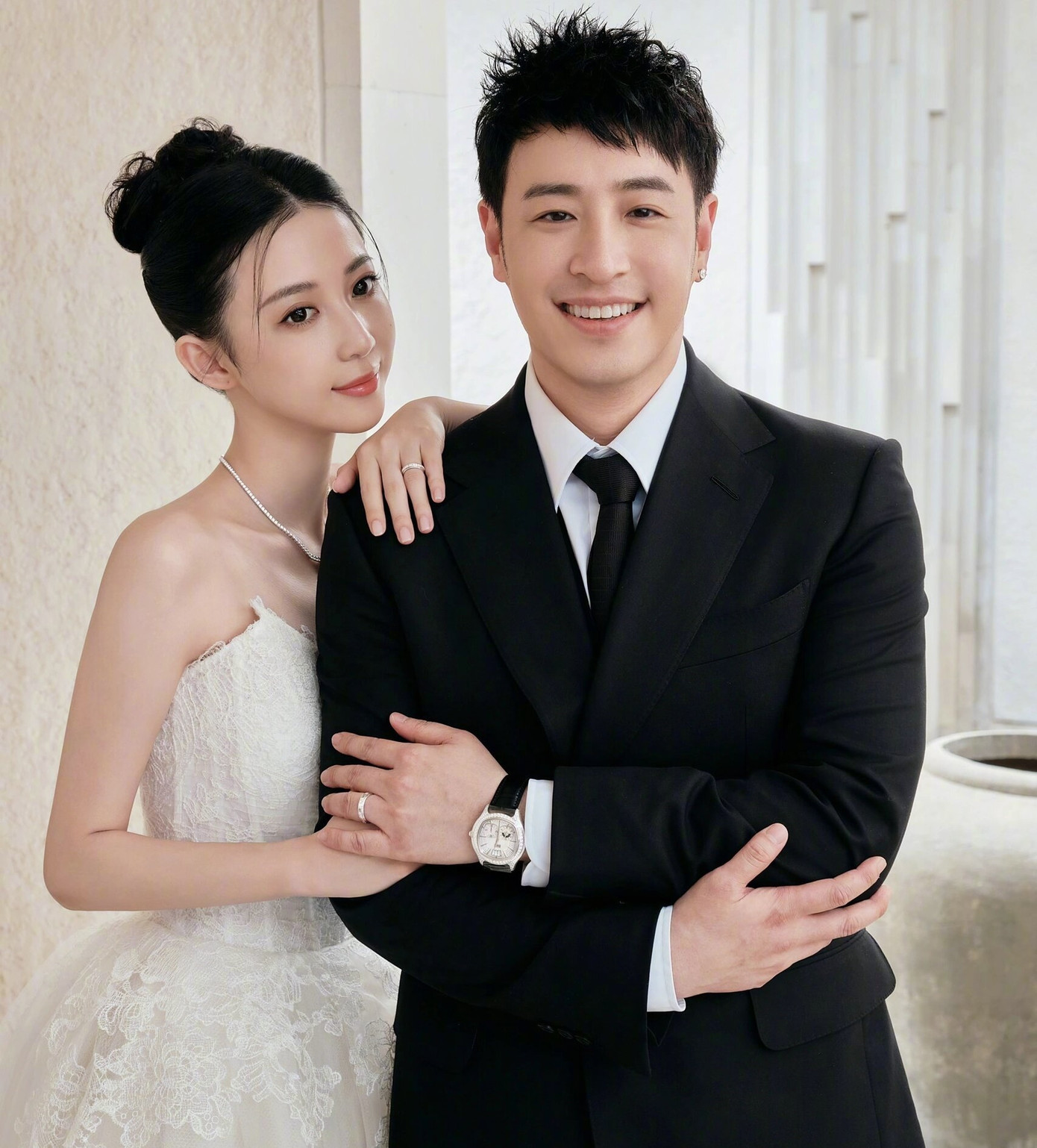 Dù cuộc sống tân hôn gặp nhiều sóng gió, tình cảm của Phan Vỹ Bá và vợ vẫn ngọt ngào, bền chặt. Dù cuộc sống tân hôn gặp nhiều sóng gió, tình cảm của Phan Vỹ Bá và vợ vẫn ngọt ngào, bền chặt.