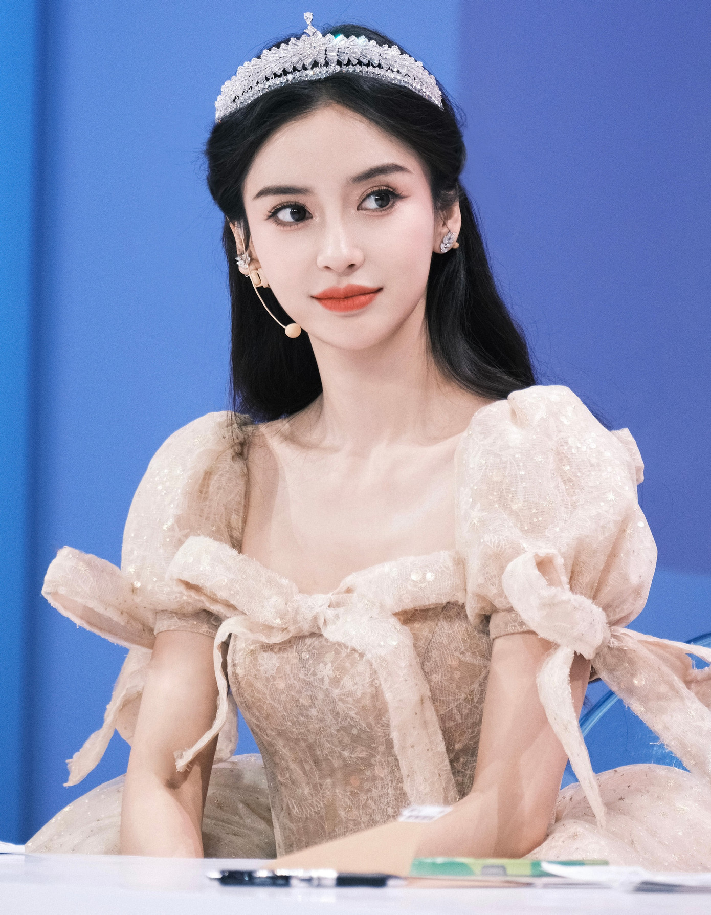 Angelababy từng là con cưng của giới thời trang và các thương hiệu xa xỉ phẩm. Mỗi năm, chỉ riêng tiền quảng cáo cô đã thu về hơn 10 triệu USD. Do đó, việc bị cấm sóng khiến thu nhập của Angelababy bị ảnh hưởng nghiêm trọng. Angelababy từng là con cưng của giới thời trang và các thương hiệu xa xỉ phẩm. Mỗi năm, chỉ riêng tiền quảng cáo cô đã thu về hơn 10 triệu USD. Do đó, việc bị cấm sóng khiến thu nhập của Angelababy bị ảnh hưởng nghiêm trọng.