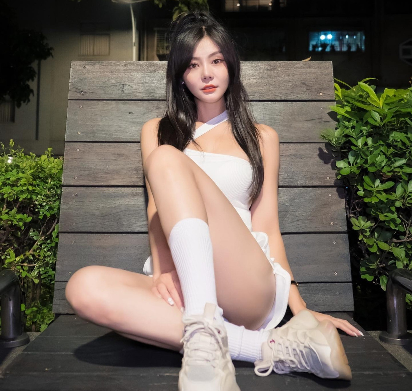 Tiểu Vi có ngoại hình nóng bỏng. Cô là người mẫu lâu năm trong nghề, có lượng người theo dõi đông đảo.