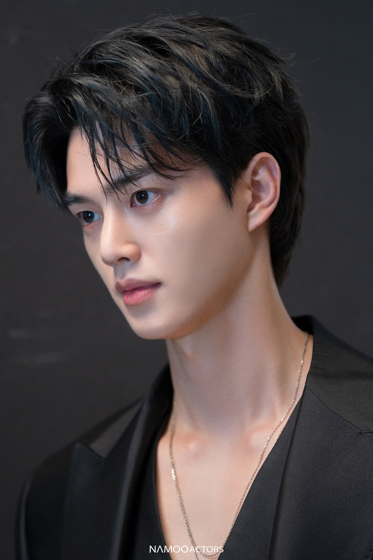 Để vào vai Jung Gu Won, Song Kang đã tích cực giảm cân. Nam diễn viên tự nhận là người hướng nội và không thích khoe mẽ như Jung Gu Won. Song Kang được đánh giá là thể hiện nhân vật tự nhiên, cảm xúc khá tốt. Dù chưa đặc biệt xuất sắc, nam diễn viên đã tiến bộ hơn các phim trước. Tương tác giữa Song Kang và em gái quốc dân Kim Yoo Jung cũng được đánh giá cao.