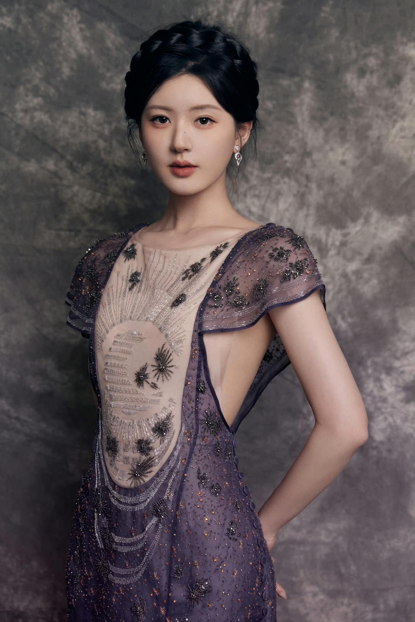 Bên cạnh đó, sự kiện còn có sự tham gia của Triệu Lộ Tư - nữ diễn viên được đánh giá là tiểu hoa đán sinh sau năm 1995 hot nhất hiện nay. Triệu Lộ Tư mặc trang phục Haute Couture (may đo cao cấp) của hai nhà mốt Alexandre Vauthier và Julien Fournié với hai phong cách khác nhau. Với váy đen, nữ diễn viên khoe vai trần gợi cảm. Sau đó khi lên sân khấu nhận thưởng, cô đổi sang thiết kế kín đáo, sang trọng hơn. Bên cạnh đó, sự kiện còn có sự tham gia của Triệu Lộ Tư - nữ diễn viên được đánh giá là tiểu hoa đán sinh sau năm 1995 hot nhất hiện nay. Triệu Lộ Tư mặc trang phục Haute Couture (may đo cao cấp) của hai nhà mốt Alexandre Vauthier và Julien Fournié với hai phong cách khác nhau. Với váy đen, nữ diễn viên khoe vai trần gợi cảm. Sau đó khi lên sân khấu nhận thưởng, cô đổi sang thiết kế kín đáo, sang trọng hơn.