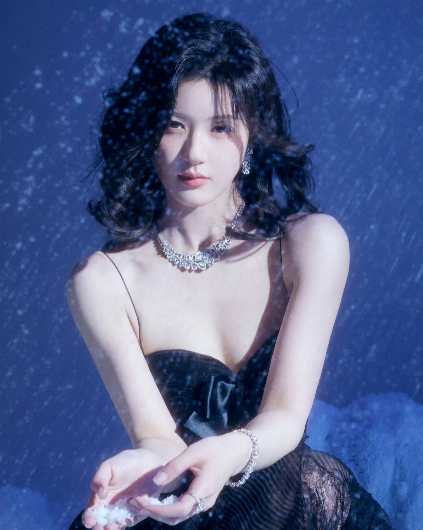 Bên cạnh đó, sự kiện còn có sự tham gia của Triệu Lộ Tư - nữ diễn viên được đánh giá là tiểu hoa đán sinh sau năm 1995 hot nhất hiện nay. Triệu Lộ Tư mặc trang phục Haute Couture (may đo cao cấp) của hai nhà mốt Alexandre Vauthier và Julien Fournié với hai phong cách khác nhau. Với váy đen, nữ diễn viên khoe vai trần gợi cảm. Sau đó khi lên sân khấu nhận thưởng, cô đổi sang thiết kế kín đáo, sang trọng hơn. Bên cạnh đó, sự kiện còn có sự tham gia của Triệu Lộ Tư - nữ diễn viên được đánh giá là tiểu hoa đán sinh sau năm 1995 hot nhất hiện nay. Triệu Lộ Tư mặc trang phục Haute Couture (may đo cao cấp) của hai nhà mốt Alexandre Vauthier và Julien Fournié với hai phong cách khác nhau. Với váy đen, nữ diễn viên khoe vai trần gợi cảm. Sau đó khi lên sân khấu nhận thưởng, cô đổi sang thiết kế kín đáo, sang trọng hơn.