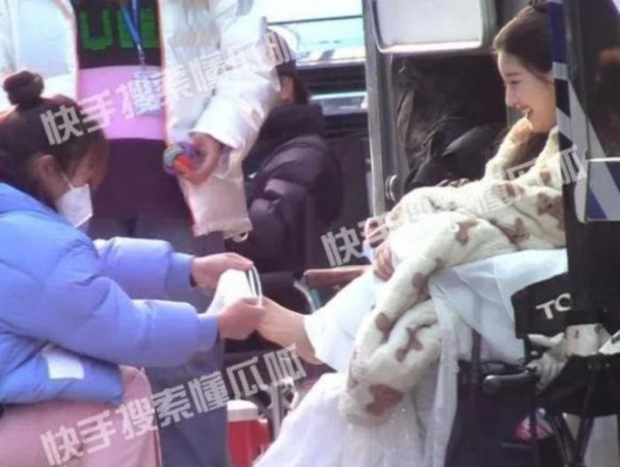 Triệu Lộ Tư bị tố có thái độ ngôi sao, kém duyên với trợ lý.