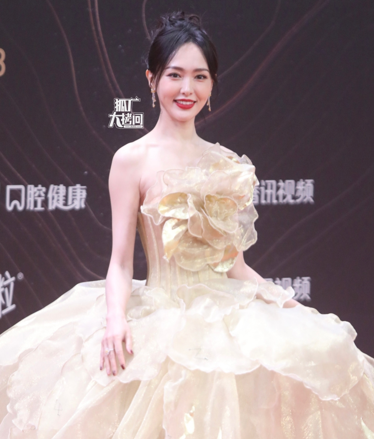 Đường Yên vẫn trung thành với phong cách điệu đà, ngọt ngào. Nữ diễn viên nổi bật với thiết kế đến từ thương hiệu Guo Pei. Ở tuổi 40, Đường Yên được khen ngợi có trạng thái tốt, làn da căng bóng mịn màng. Ngược lại, cách trang điểm đậm khiến Tống Thiến mất điểm trên thảm đỏ vì già hơn tuổi.