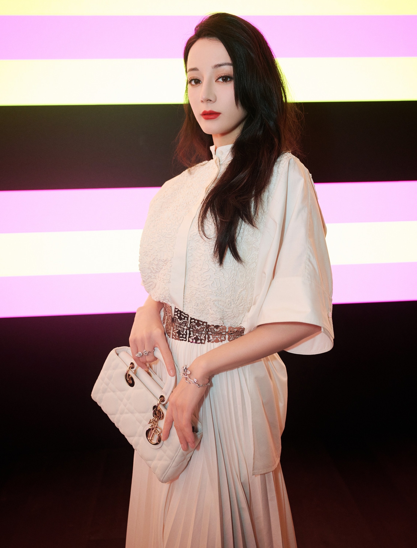 Tuy nhiên, theo QQ, trang phục, thời trang, tạo hình thảm đỏ và tạp chí chỉ là một phần công việc của nghệ sĩ. Với một diễn viên, điều quan trọng vẫn là diễn xuất tiến bộ và có tác phẩm ghi dấu ấn với khán giả, như vậy sự nghiệp mới vững chắc, đi lên. Cả Địch Lệ Nhiệt Ba và Cổ Lực Na Trát đều là những mỹ nhân hàng đầu của giới giải trí Hoa ngữ, song họ cũng bị đánh giá là những bình hoa di động, chưa có nhiều tác phẩm nổi bật.