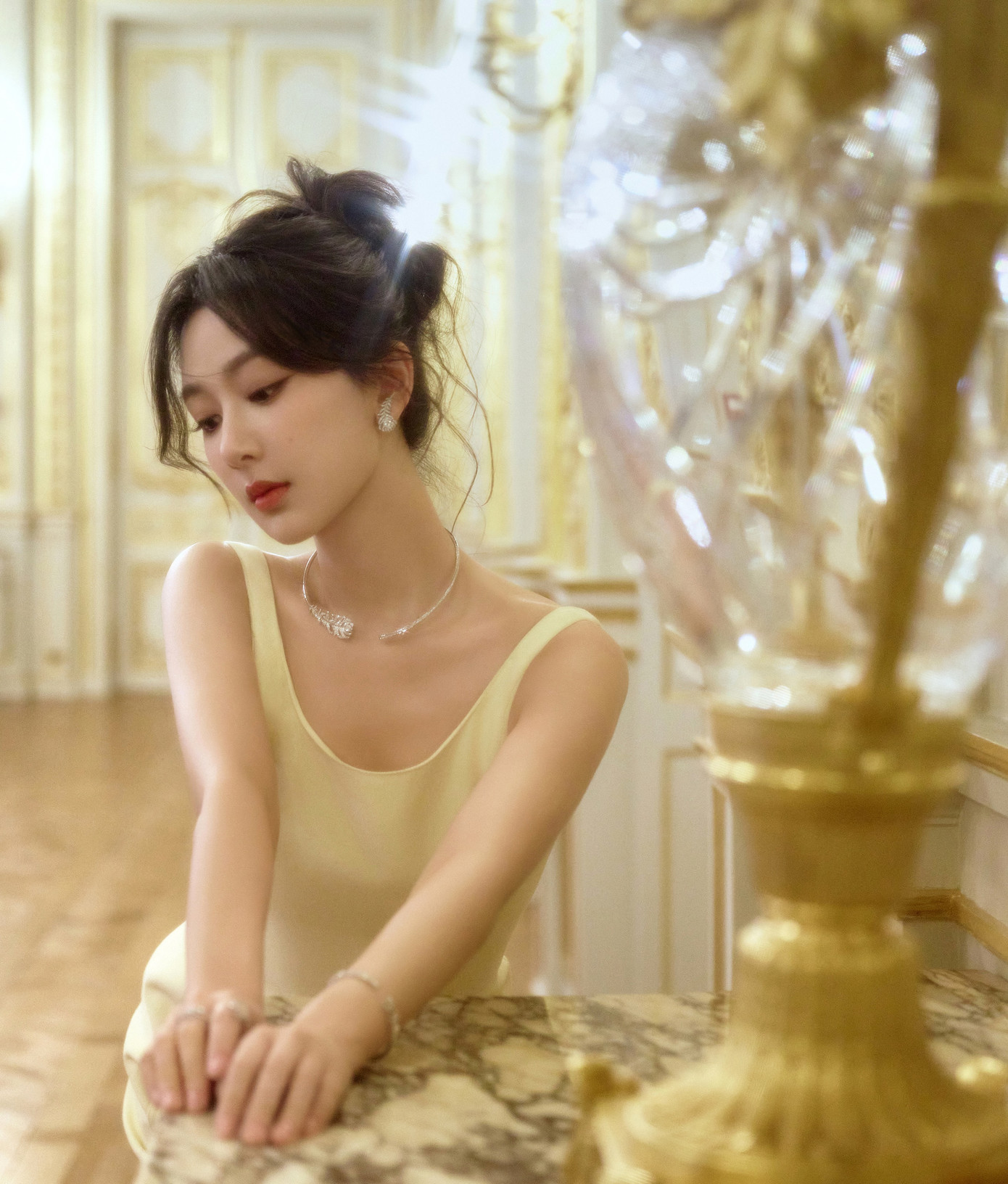 Theo Sina, có không ít khán giả dành lời khen và bất ngờ trước sự lột xác của Dương Tử. Trước đó, Dương Tử luôn bị đánh giá là minh tinh có phong cách thời trang kém nổi bật. Dù cao 1,67 m, những trang phục mà cô diện đều khiến nữ diễn viên trông thấp hơn thực tế. Do thân hình tròn trịa, bắp tay và vòng eo lớn, Dương Tử thường xuyên bị chê cười khi tham gia sự kiện, đặc biệt là những chương trình có mặt nhiều minh tinh khác.