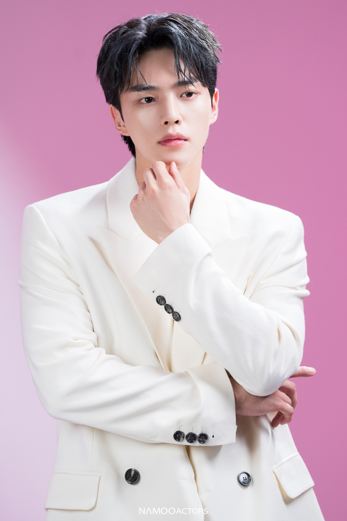 Phim được đánh giá cao nhờ tương tác tốt giữa hai diễn viên chính, cảnh quay đẹp, trang phục thời thượng bắt mắt. Đặc biệt là ngoại hình quyến rũ không góc chết và tính cách thú vị của gã quỷ Jung Gu Won khiến người xem muốn dõi theo những màn đấu trí của cả hai. Phim có thời lượng 16 tập, lên sóng vào thứ bảy hàng tuần trên Netflix.