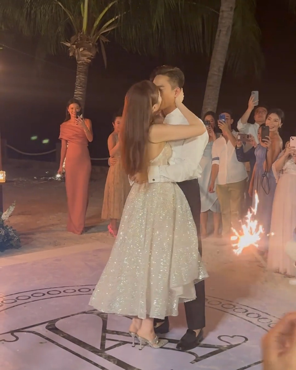 Nam ca sĩ Hồ Hồng Quân chia sẻ đoạn video đôi tân lang tân nương khiêu vũ trong tiếng reo hò cổ vũ của mọi người. Trước đó, Mã Quốc Minh tiết lộ anh đã đặc biệt học khiêu vũ để thể hiện trong hôn lễ. "Hôm nay là ngày tôi thấy anh Mã Minh cười nhiều nhất, vui vẻ nhất. Bình thường ngoại trừ bàn luận về xe, anh ấy thường lầm lì, im lặng. Nhưng từ khi quen chị Thang Lạc Văn, anh ấy nghĩ mình bị ảnh hưởng bởi tính cách lạc quan của chị ấy. Nhìn họ, tôi đã hiểu sức mạnh của tình yêu lớn như thế nào, khi tìm được người phù hợp thì sẽ ảnh hưởng lẫn nhau, khiến đối phương trở nên tốt hơn", nam nghệ sĩ Hồ Hồng Quân viết. Nam ca sĩ Hồ Hồng Quân chia sẻ đoạn video đôi tân lang tân nương khiêu vũ trong tiếng reo hò cổ vũ của mọi người. Trước đó, Mã Quốc Minh tiết lộ anh đã đặc biệt học khiêu vũ để thể hiện trong hôn lễ. "Hôm nay là ngày tôi thấy anh Mã Minh cười nhiều nhất, vui vẻ nhất. Bình thường ngoại trừ bàn luận về xe, anh ấy thường lầm lì, im lặng. Nhưng từ khi quen chị Thang Lạc Văn, anh ấy nghĩ mình bị ảnh hưởng bởi tính cách lạc quan của chị ấy. Nhìn họ, tôi đã hiểu sức mạnh của tình yêu lớn như thế nào, khi tìm được người phù hợp thì sẽ ảnh hưởng lẫn nhau, khiến đối phương trở nên tốt hơn", nam nghệ sĩ Hồ Hồng Quân viết.