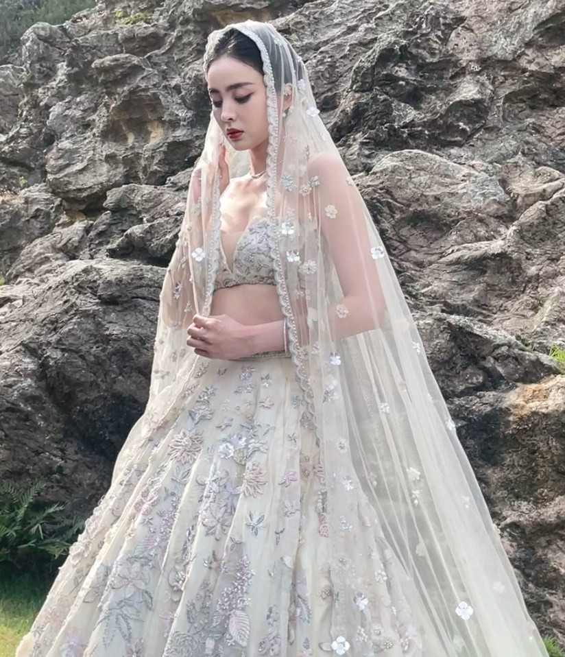 Theo Sina, Rahul Mishra là nhà thiết kế thời trang Ấn Độ đầu tiên được mời trình diễn tại Tuần lễ thời trang cao cấp ở Paris, Pháp. Bộ trang phục mà Cổ Lực Na Trát mặc được lấy cảm hứng từ chiếc váy truyền thống Gagra choli của Ấn Độ. Bộ váy giúp Na Trát khoe được lợi thế hình thể với chiều cao 1,72 m, vòng eo thon gọn và vòng một gợi cảm.