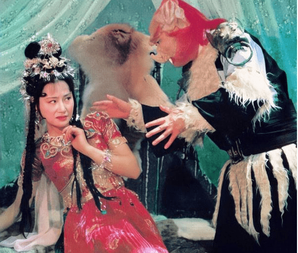 Tôn Ngộ Không không chỉ giải cứu Kim Thánh nương nương mà còn giải quyết khúc mắc trong lòng nhà vua, vì hoàng hậu đã bị yêu quái bắt đi 3 năm. Tôn Ngộ Không không chỉ giải cứu Kim Thánh nương nương mà còn giải quyết khúc mắc trong lòng nhà vua, vì hoàng hậu đã bị yêu quái bắt đi 3 năm.