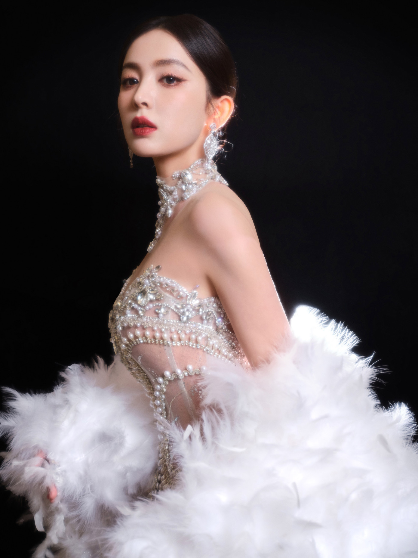 Ngày 25/11, QQ đưa tin sự kiện Thịnh điển Vogue (Vogue Forces of Fashion) mới đây chứng kiến sự cạnh tranh gay gắt của hai mỹ nhân Tân Cương Địch Lệ Nhiệt Ba và Cổ Lực Na Trát. Cả hai thay nhau đứng thứ nhất, thứ hai trên bảng xếp hạng các chủ đề hot của Weibo và khiến công chúng chia thành hai luồng ý kiến khác nhau xem ai đẹp hơn. Theo QQ, phần thắng nghiêng về phía Cổ Lực Na Trát, cho thấy sự thăng hạng nhan sắc của người đẹp Võ thần Triệu Tử Long.