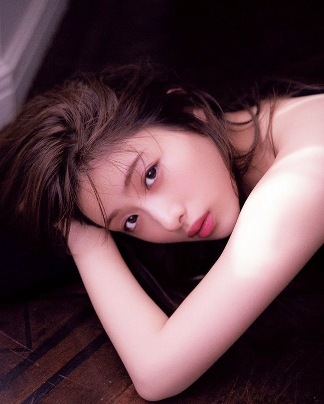 Quốc bảo nhan sắc - Ishihara Satomi đứng ở vị trí thứ 7 trong danh sách của Oricon. Ishihara Satomi sinh năm 1986 hớp hồn khán giả cả nam lẫn nữ bằng nụ cười rạng rỡ, sống mũi thon gọn và bờ môi căng mọng.