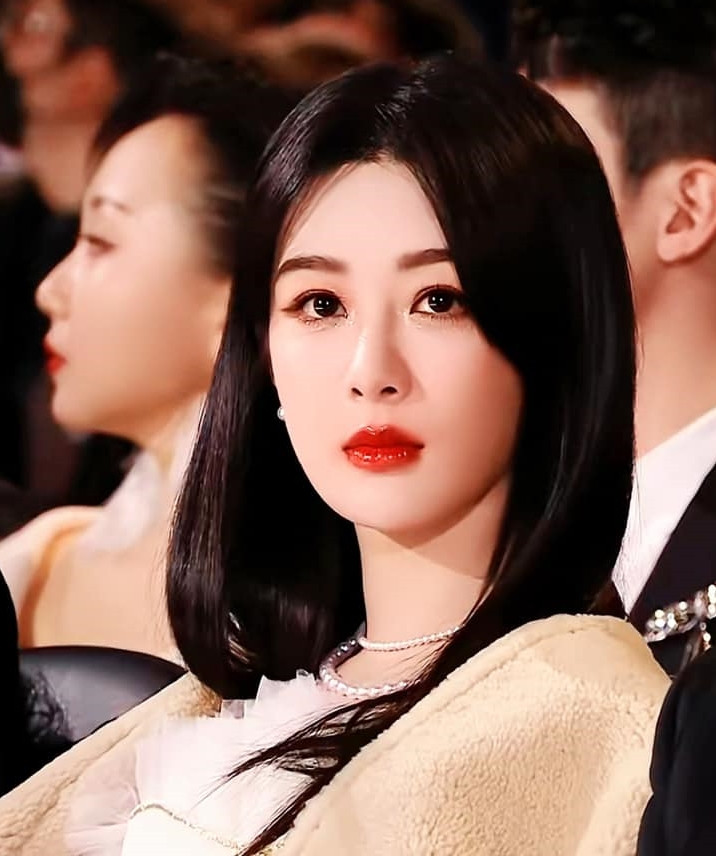 Theo QQ, Địch Lệ Nhiệt Ba vốn là mỹ nhân Tân Cương nổi danh. Cô được đánh giá là có khả năng &quot;cân&quot; nhiều trang phục với phong cách khác nhau và tiếp nối danh hiệu &quot;Nữ hoàng thảm đỏ&quot; của Phạm Băng Băng. Trong khi đó, Dương Tử thường bị xếp vào nhóm &quot;phổ nữ&quot; (các diễn viên có nhan sắc bình thường, thậm chí là kém đẹp) trong Cbiz. Do đó, thời trang thảm đỏ thường là điểm yếu của Dương Tử. Tuy nhiên, trong sự kiện lần này, Địch Lệ Nhiệt Ba lại mắc lỗi trang điểm trong khi đó, Dương Tử lại được đánh giá có thần thái tốt hơn.