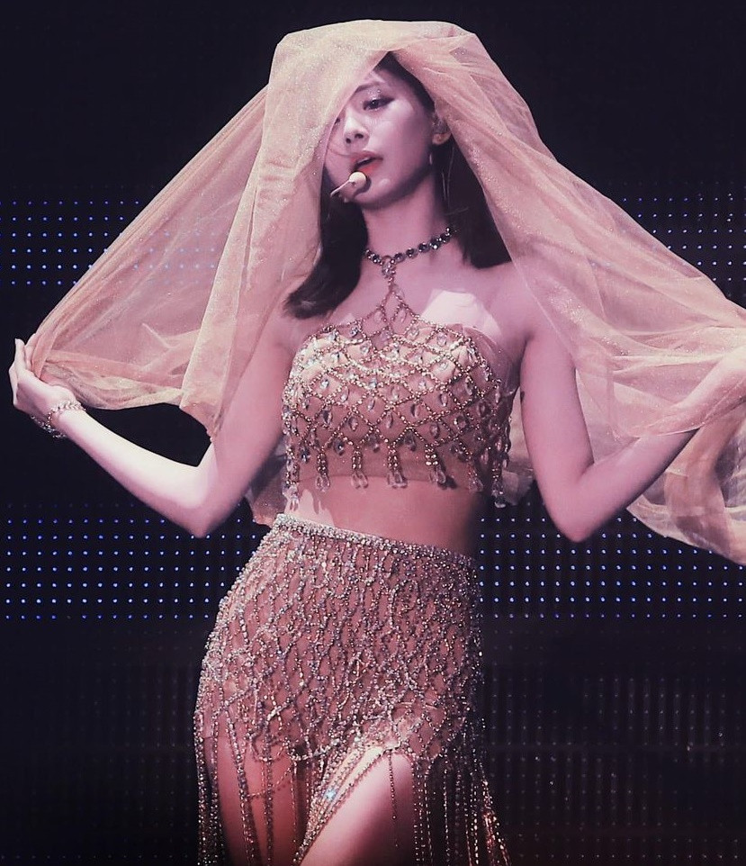 Tzuyu có lượng fan đông đảo, được đánh giá là có tiềm năng phát triển hoạt động cá nhân, nhưng không được công ty quản lý JYP Entertainment ưu ái. Tzuyu có lượng fan đông đảo, được đánh giá là có tiềm năng phát triển hoạt động cá nhân, nhưng không được công ty quản lý JYP Entertainment ưu ái.