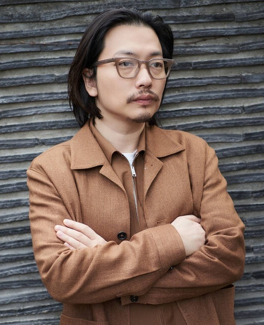 Ngôi sao phòng vé Hwang Jung Min bị chỉ trích vì không tham gia họp báo trong 5 năm qua. Lee Dong Hwi thể hiện EQ thấp mỗi khi nhắc tới bạn gái.