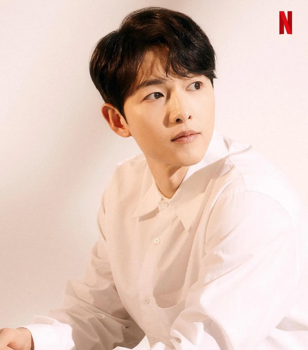 Song Joong Ki có thái độ thách thức phóng viên, còn Park Seo Joon cao ngạo, phân biệt đối xử.