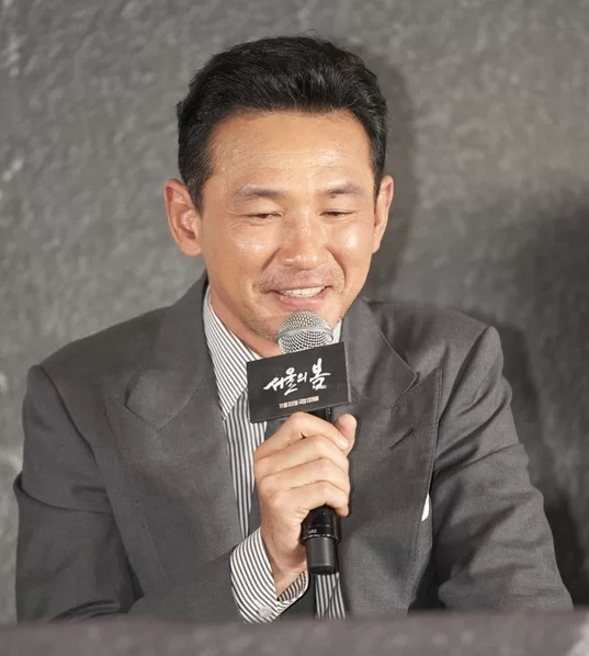 Ngôi sao phòng vé Hwang Jung Min bị chỉ trích vì không tham gia họp báo trong 5 năm qua. Lee Dong Hwi thể hiện EQ thấp mỗi khi nhắc tới bạn gái.