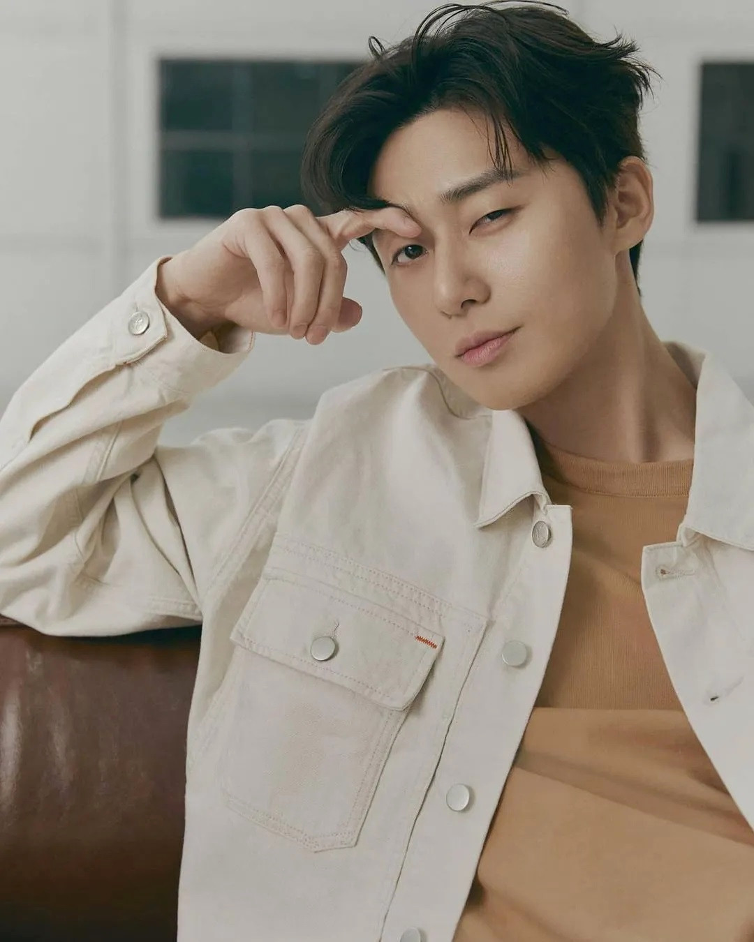 Song Joong Ki có thái độ thách thức phóng viên, còn Park Seo Joon cao ngạo, phân biệt đối xử.