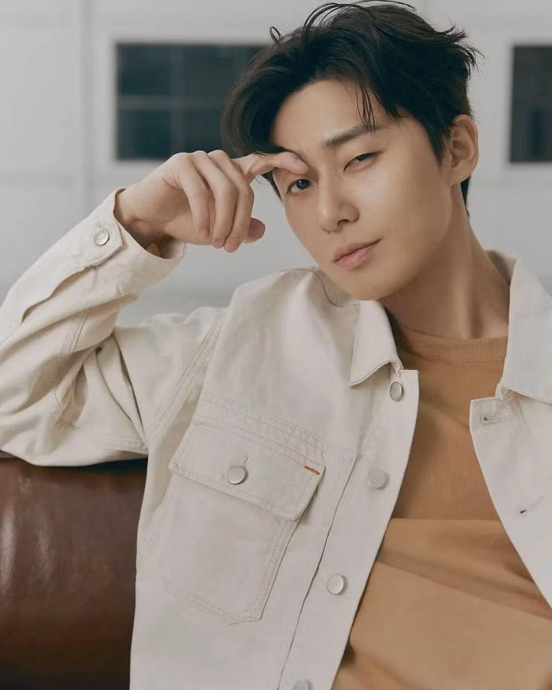 Song Joong Ki có thái độ thách thức phóng viên, còn Park Seo Joon cao ngạo, phân biệt đối xử.