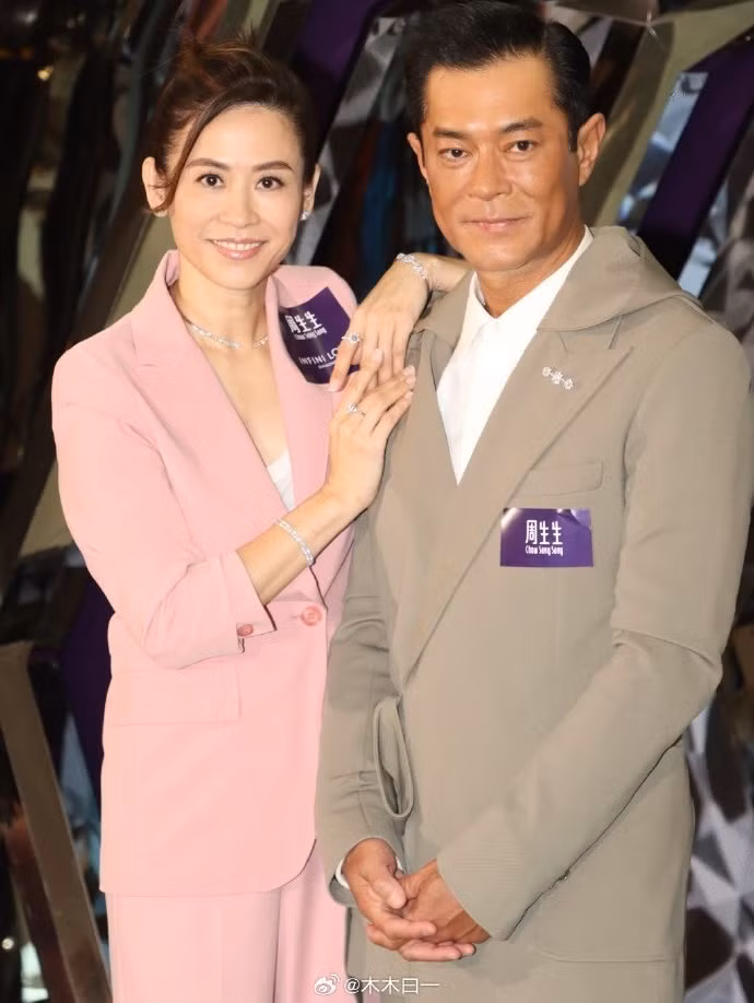 Tuyên Huyên và Cổ Thiên Lạc luôn đồng hành cùng nhau. Cả hai đều độc thân ở tuổi 53. Tuyên Huyên và Cổ Thiên Lạc luôn đồng hành cùng nhau. Cả hai đều độc thân ở tuổi 53.