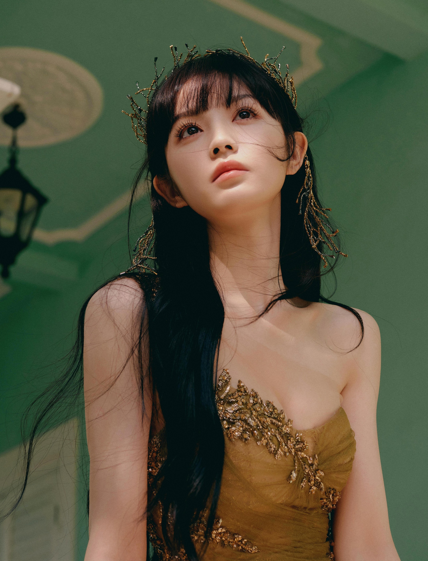 &quot;Ước có được thân hình như của Điền Hi Vi&quot;, &quot;Mỹ nữ không chỉ mặt đẹp tự nhiên, còn yêu thích vận động, có cơ bắp nên nhìn gầy nhưng rất khỏe mạnh&quot;, &quot;Trước đây tôi không quan tâm tới Điền Hi Vi nhưng vẻ đẹp của cô ấy nhìn thật dễ mến, nịnh mắt&quot;, &quot;Tiểu Điền đích thật là mỹ nhân tràn đầy năng lượng, nhìn đến cô ấy tôi luôn cảm thấy vui vẻ&quot;, &quot;Người gầy nhưng vẫn có ngực, vòng nào ra vòng đó, đúng là thân hình mà mọi cô gái ao ước&quot;, là bình luận của nhiều khán giả trên Weibo.