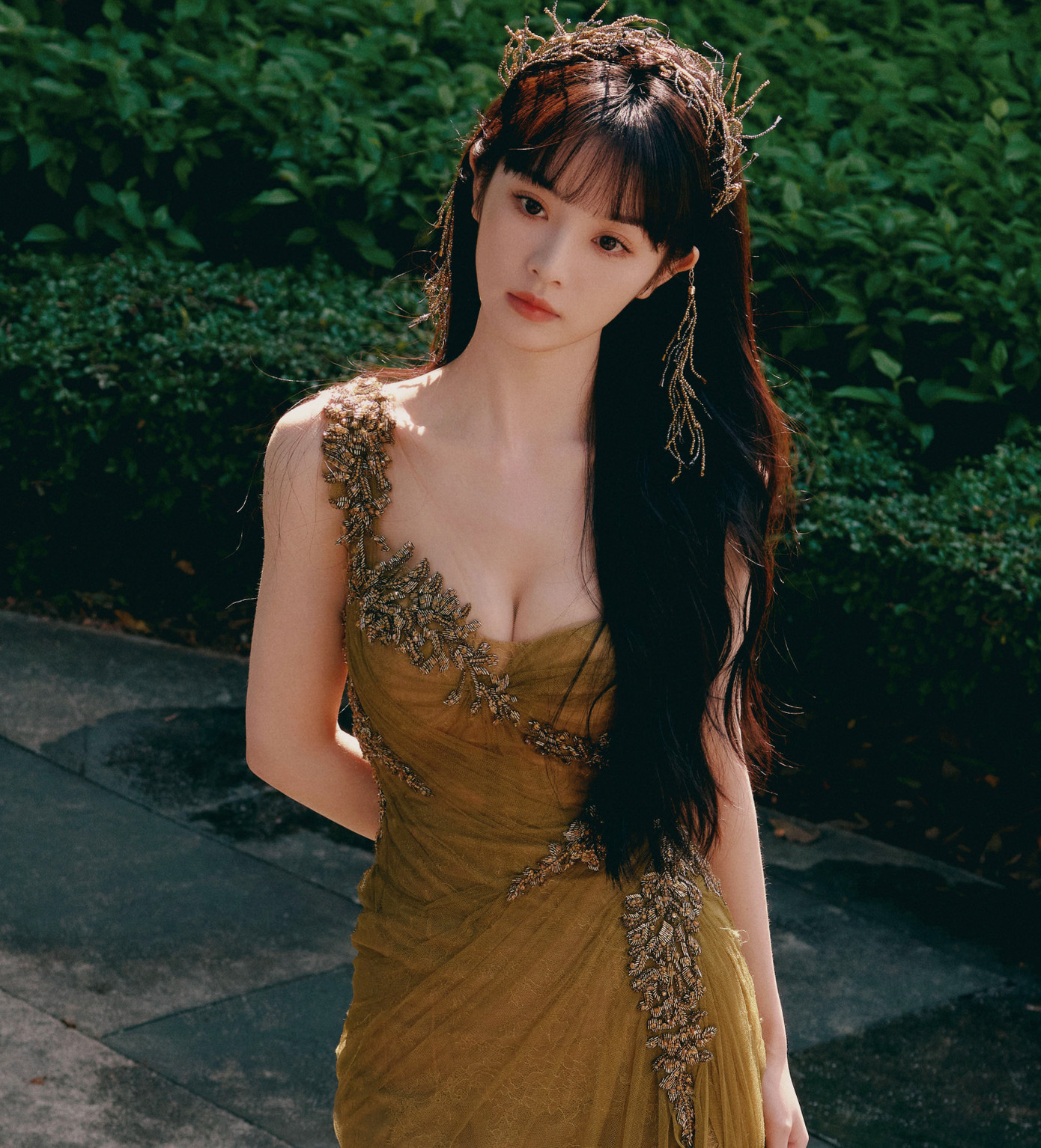 Ngôi sao sinh năm 1997 không chỉ có chiều cao 1,68 m, cô còn có vòng eo thon gọn, vóc dáng thon gầy, tỷ lệ cân xứng dù mặc đồ cổ trang nhiều lớp vẫn thanh thoát nhẹ nhàng. Nữ diễn viên cũng được đánh giá là mỹ nhân cổ trang thế hệ mới. Bên cạnh đó, Điền Hi Vi có gương mặt ngọt ngào. Sự tương phản giữa nhan sắc ngọt ngào cùng tính cách phóng khoáng giúp Điền Hi Vi thu hút khán giả. Điền Hi Vi còn là cô gái có sức mạnh thể chất tốt, đam mê các môn thể thao, giúp tạo nên cơ tay rắn chắc. Do đó, cô thể hiện nhiều phong cách thời trang khác nhau, khi trẻ trung tươi mới, lúc sang trọng.