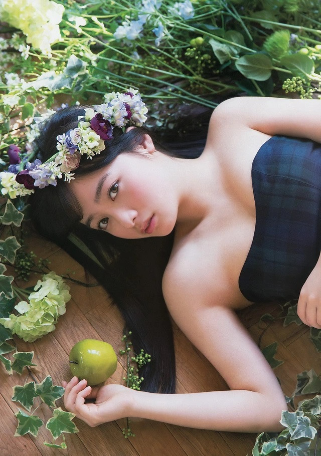 Ở độ tuổi 24, Hashimoto Kanna là ngôi sao nổi tiếng Nhật Bản khi lấn sân ở nhiều lĩnh vực như ca sĩ thần tượng, đóng phim, nhạc kịch… Cô có chiều cao khiêm tốn 1,52 m nhưng khuôn mặt trong sáng, sắc nét, được ví xinh đẹp như thiên thần. Tại đất nước mặt trời mọc, Kanna được ưu ái gọi là "thần tượng ngàn năm có một", "idol xinh đẹp nhất"… Năm 14 tuổi, mỹ nhân sinh năm 1999 khiến website công ty quản lý của Kanna bị tắc nghẽn vì lượng truy cập tăng đột biến. Hashimoto Kanna thường xuyên đứng đầu các bảng xếp hạng như ngôi sao dưới 20 tuổi xinh đẹp nhất, minh tinh khiến đàn ông Nhật Bản khát khao nhất.