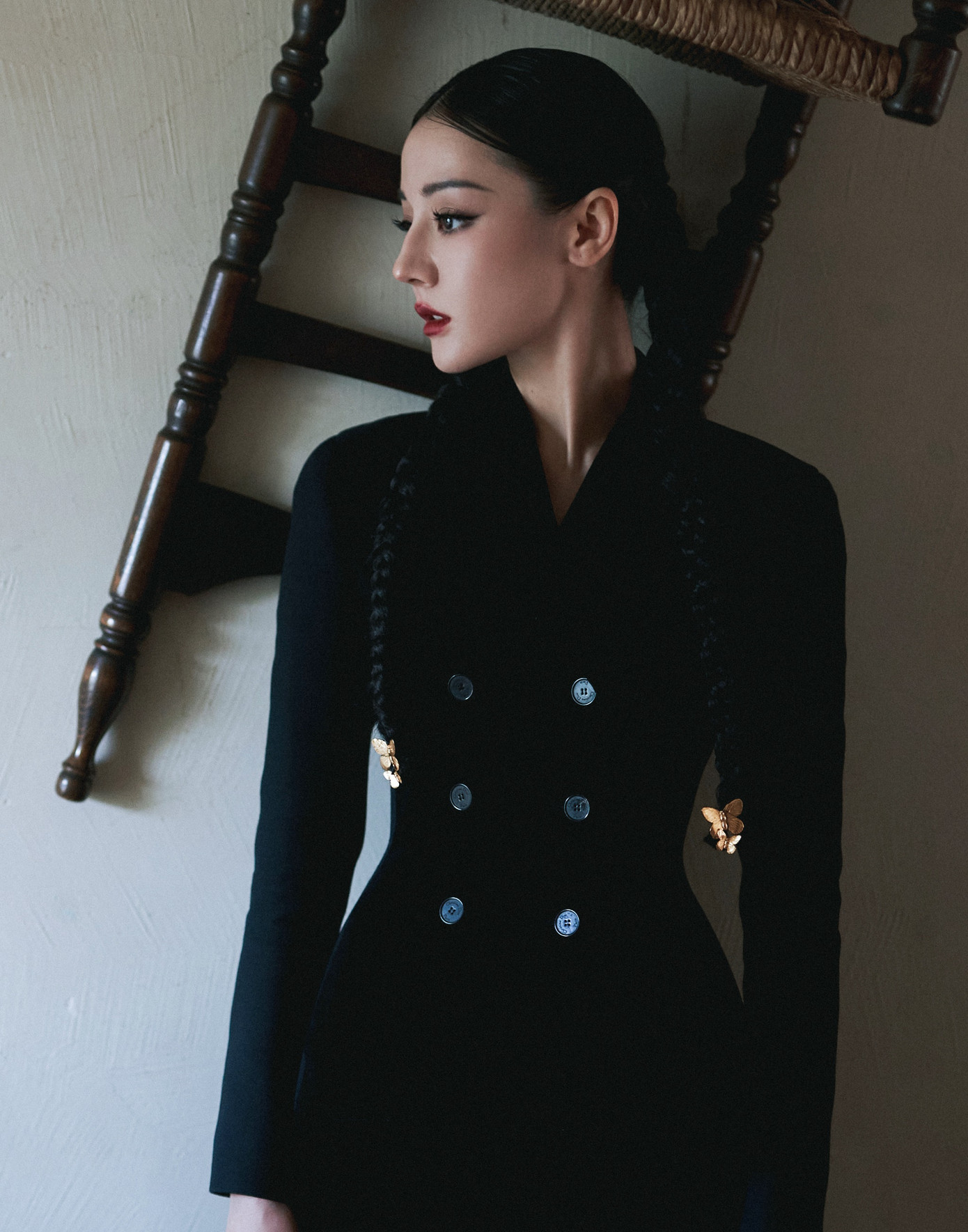 Song, QQ cũng phân tích việc hợp tác với stylist mới giúp Địch Lệ Nhiệt Ba mượn được nhiều trang phục Haute Couture (trang phục may đo cao cấp) hơn. Điều này phù hợp với vị thế của cô vì hiện tại Địch Lệ Nhiệt Ba là đại diện toàn cầu của nhiều nhãn hàng xa xỉ phẩm. Hiện tại, cô là sao nữ 9X có tài nguyên về mặt quảng cáo, thời trang đứng top 1 tại Trung Quốc. Nhiệt Ba là nghệ sĩ Trung Quốc duy nhất được thương hiệu Dior trao danh phận Đại sứ toàn cầu mảng trang điểm và nước hoa Dior. Ngoài ra, cô còn là đại sứ toàn thương hiệu khu vực Trung Quốc.