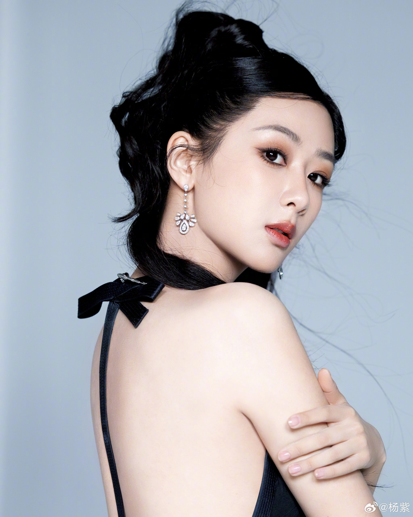 Dương Tử sinh năm 1992, nổi tiếng từ khi còn nhỏ với bộ phim sitcom gia đình Nhà có trai có gái. Sau khi trưởng thành, cô tham gia nhiều tác phẩm nổi bật như Chiến trường sa, Hoan lạc tụng, Thanh vân chí, Hương mật tựa khói sương, Cá mực hầm mật, Dư sinh quãng đời còn lại xin chỉ giáo nhiều hơn. Dù không sở hữu vẻ đẹp nổi bật, Dương Tử vẫn được khán giả yêu thích nhờ khả năng diễn xuất tự nhiên, giàu cảm xúc.