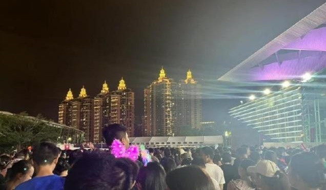 Khán giả không thể vào xem buổi biểu diễn của Quách Phú Thành và đòi trả lại tiền vé. Khán giả không thể vào xem buổi biểu diễn của Quách Phú Thành và đòi trả lại tiền vé.