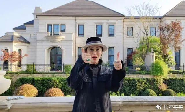 Trương Mẫn sống giàu sang ở tuổi 55. Trương Mẫn sống giàu sang ở tuổi 55.