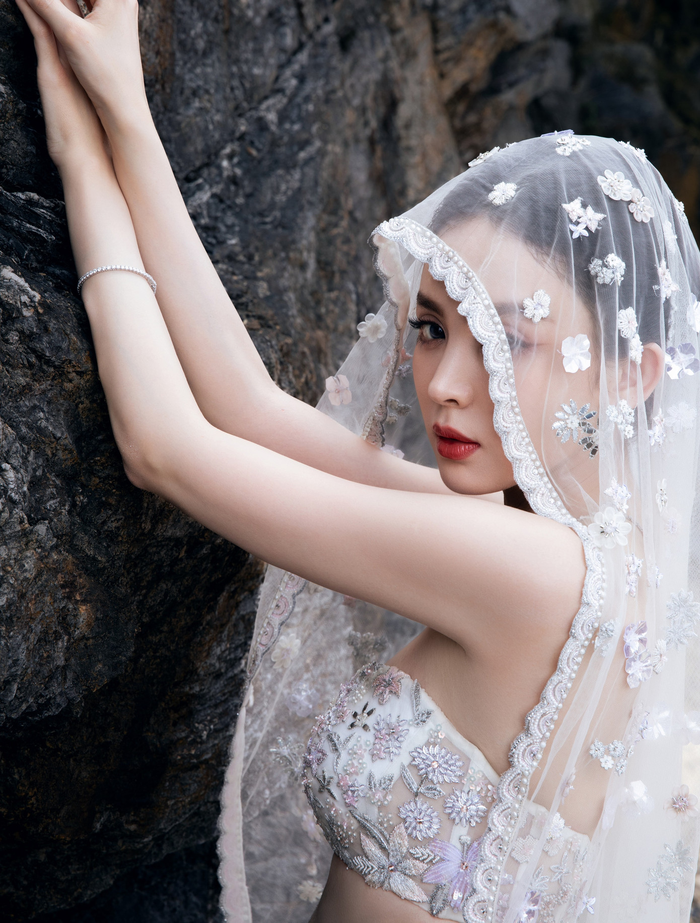 Bên cạnh đó, chiếc khăn trùm đầu tuyệt đẹp giúp Cổ Lực Na Trát trở nên nổi bật. Khi cô bước trên thảm đỏ vào sân khấu, khán giả ca ngợi nữ diễn viên đẹp tựa cô dâu đang bước vào lễ đường. Do đó, chủ đề &quot;Cổ Lực Na Trát hãy cưới tôi&quot; nhanh chóng lọt vào top 1 từ khóa được bàn luận nhiều nhất trên Weibo với hơn 250 triệu lượt đọc với hơn 35.000 lượt thảo luận.