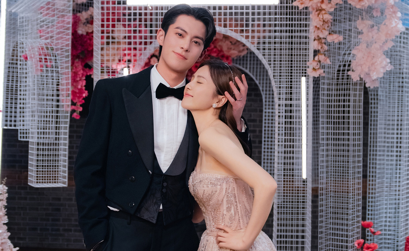 Bạch Lộc - Vương Hạc Đệ: Cũng giống cặp đôi trên, Vương Hạc Đệ và Bạch Lộc đang là hai diễn viên được yêu thích, nổi tiếng bậc nhất tại Trung Quốc, có nhiều tác phẩm gây tiếng vang. Do đó, khi họ hợp tác trongDĩ ái vi doanh rất được kỳ vọng. Nhưng phim chỉ nhận được điểm chất lượng 4,3 trên Douban vì diễn xuất dở tệ của cả hai. Bạch Lộc không kiểm soát được biểu cảm, từ vai diễn người đẹp thông minh biến thành tiểu nhân đắc chí. Vương Hạc Đệ giọng đọc thoại kém, diễn xuất non nớt không phù hợp với hình ảnh tổng giám đốc tinh anh. Với kết quả như trên, có lẽ khó có thể gặp lại cặp đôi này trên màn ảnh lần nữa. Bạch Lộc - Vương Hạc Đệ: Cũng giống cặp đôi trên, Vương Hạc Đệ và Bạch Lộc đang là hai diễn viên được yêu thích, nổi tiếng bậc nhất tại Trung Quốc, có nhiều tác phẩm gây tiếng vang. Do đó, khi họ hợp tác trongDĩ ái vi doanh rất được kỳ vọng. Nhưng phim chỉ nhận được điểm chất lượng 4,3 trên Douban vì diễn xuất dở tệ của cả hai. Bạch Lộc không kiểm soát được biểu cảm, từ vai diễn người đẹp thông minh biến thành tiểu nhân đắc chí. Vương Hạc Đệ giọng đọc thoại kém, diễn xuất non nớt không phù hợp với hình ảnh tổng giám đốc tinh anh. Với kết quả như trên, có lẽ khó có thể gặp lại cặp đôi này trên màn ảnh lần nữa.