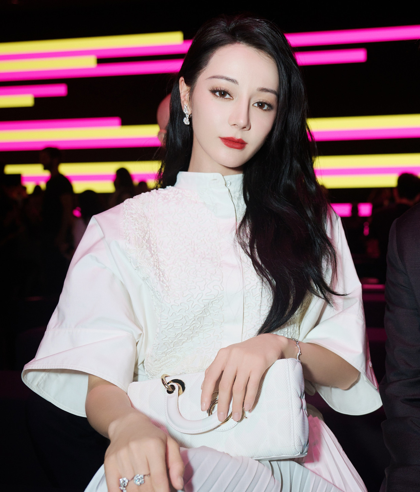 Hồi tháng 9, cả hai đều tham gia Tuần lễ thời trang Paris, Pháp. Trong đó, Cổ Lực Na Trát tham dự show của thương hiệu Yves Saint Laurent, còn Địch Lệ Nhiệt Ba là đại sứ Dior. Theo QQ, chỉ có Na Trát là tỏa sáng dưới ống kính của &quot;hung thần&quot; Getty Images với những hình ảnh chưa qua chỉnh sửa, thiếu ánh sáng. Còn Địch Lệ Nhiệt Ba bị đánh giá là trạng thái không tốt, làn da kém săn chắc, dậm phấn quá đậm. Na Trát không chỉ lựa chọn trang phục cá tính hơn, mà còn được khen hơn Nhiệt Ba ở sự trẻ trung, cuốn hút với gương mặt mềm mại, ít khuyết điểm.