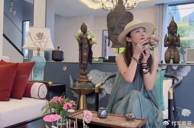 Trương Mẫn sống giàu sang ở tuổi 55. Trương Mẫn sống giàu sang ở tuổi 55.