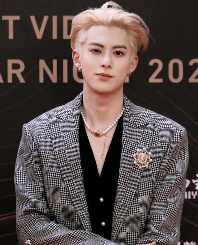 Sina cho biết thêm ban tổ chức Tinh quang đại thưởng thiết kế sân khấu chia làm hai phần dựa theo tính cách hướng nội, hướng ngoại để các nghệ sĩ lựa chọn. Vương Hạc Đệ lựa chọn là người hướng ngoại, tham gia các trò chơi như bóng rổ, ca hát. Nhóm hướng nội sẽ được bắt mạch khám bệnh, mát-xa, uống trà đạo. Trong khi đó, Vương Nhất Bác cho biết anh đi trên thảm đỏ với trạng thái tự nhiên, không lựa chọn nhóm tính cách nào. Năm 2023 của Vương Nhất Bác thành công khi anh được đề cử giải Nam phụ xuất sắc tại giải thưởng Kim Kê danh giá.