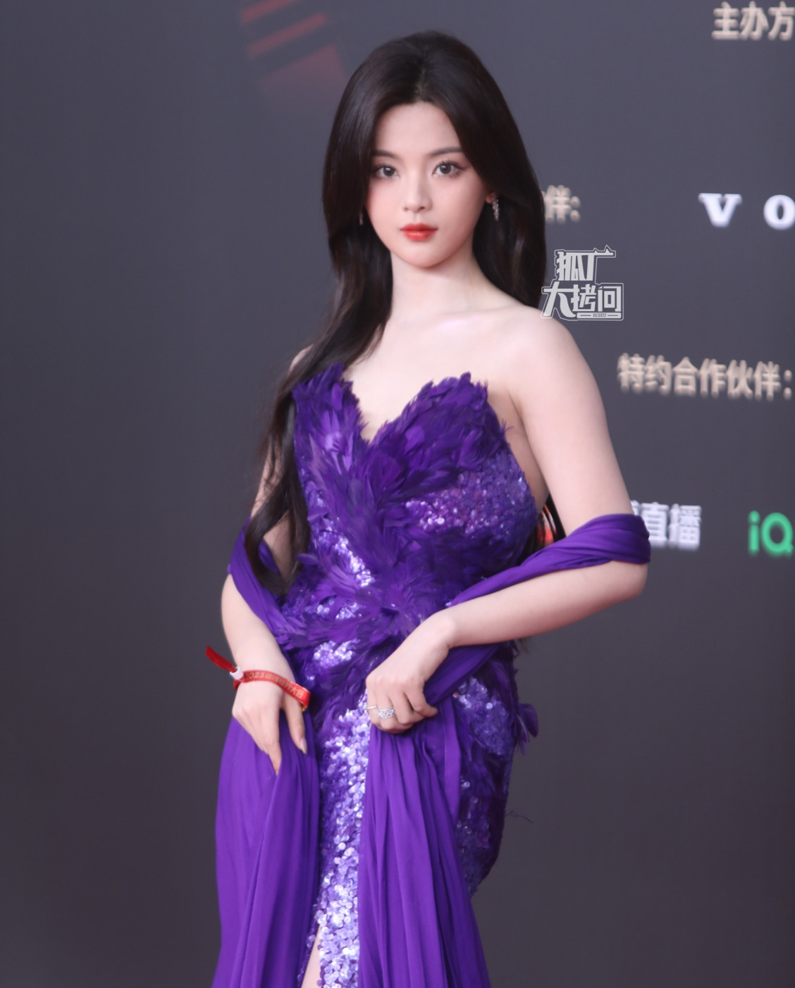 Dương Siêu Việt không được đánh giá cao với thiết kế váy tím với màu sắc khá sến. Trong khi đó, Lưu Hạo Tồn (phải) có tạo hình đơn giản qua loa, chiếc váy nhăn nhúm. Dương Siêu Việt không được đánh giá cao với thiết kế váy tím với màu sắc khá sến. Trong khi đó, Lưu Hạo Tồn (phải) có tạo hình đơn giản qua loa, chiếc váy nhăn nhúm.