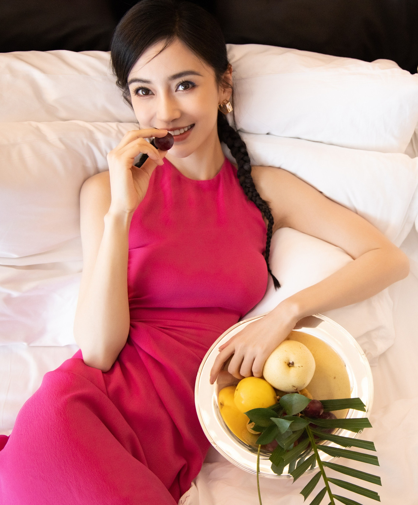 Angelababy từng là con cưng của giới thời trang và các thương hiệu xa xỉ phẩm. Mỗi năm, chỉ riêng tiền quảng cáo cô đã thu về hơn 10 triệu USD. Do đó, việc bị cấm sóng khiến thu nhập của Angelababy bị ảnh hưởng nghiêm trọng. Angelababy từng là con cưng của giới thời trang và các thương hiệu xa xỉ phẩm. Mỗi năm, chỉ riêng tiền quảng cáo cô đã thu về hơn 10 triệu USD. Do đó, việc bị cấm sóng khiến thu nhập của Angelababy bị ảnh hưởng nghiêm trọng.