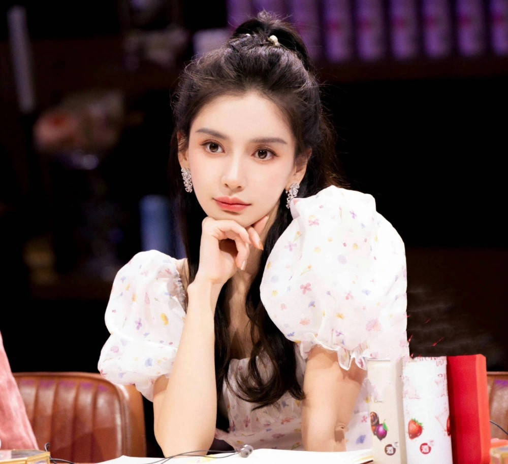 Angelababy bị bóc trần nói dối không đến Crazy Horse Paris, do đó khán giả càng tẩy chay cô mạnh mẽ.