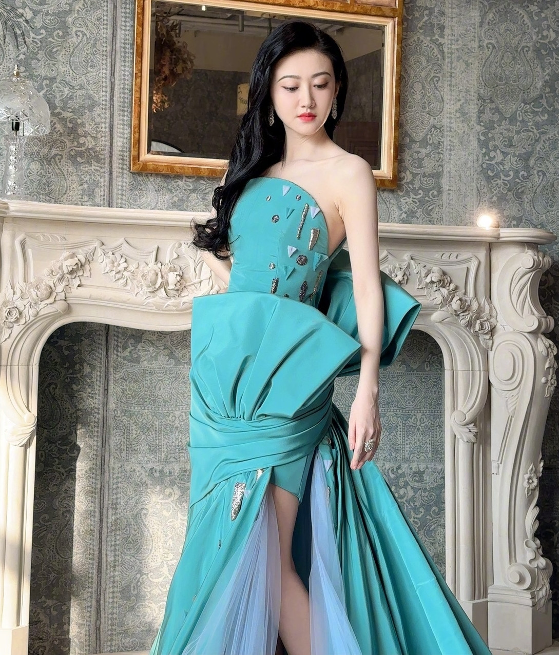 Đệ nhất mỹ nữ Bắc Kinh Cảnh Điềm (trái) và Trương Thiên Ái xuất hiện trên thảm đỏ với những bộ váy có màu sắc nổi bật. Thiết kế váy đuôi cá giúp Trương Thiên Ái khoe thân hình gợi cảm. Trong khi đó, chiếc váy của Cảnh Điềm bị nhận xét có phần diêm dúa, nhưng làm nổi bật làn da trắng của nữ diễn viên. Đệ nhất mỹ nữ Bắc Kinh Cảnh Điềm (trái) và Trương Thiên Ái xuất hiện trên thảm đỏ với những bộ váy có màu sắc nổi bật. Thiết kế váy đuôi cá giúp Trương Thiên Ái khoe thân hình gợi cảm. Trong khi đó, chiếc váy của Cảnh Điềm bị nhận xét có phần diêm dúa, nhưng làm nổi bật làn da trắng của nữ diễn viên.