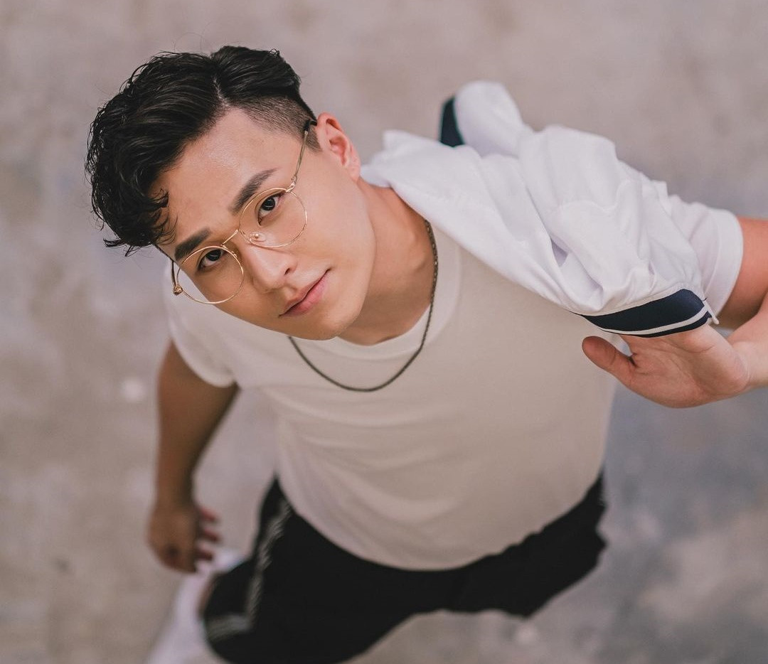 Nam diễn viên Trịnh Tuyển Hy bị bắt vì trước đó liên tục mở các buổi livestream chia sẻ về cách giao dịch tiền ảo.