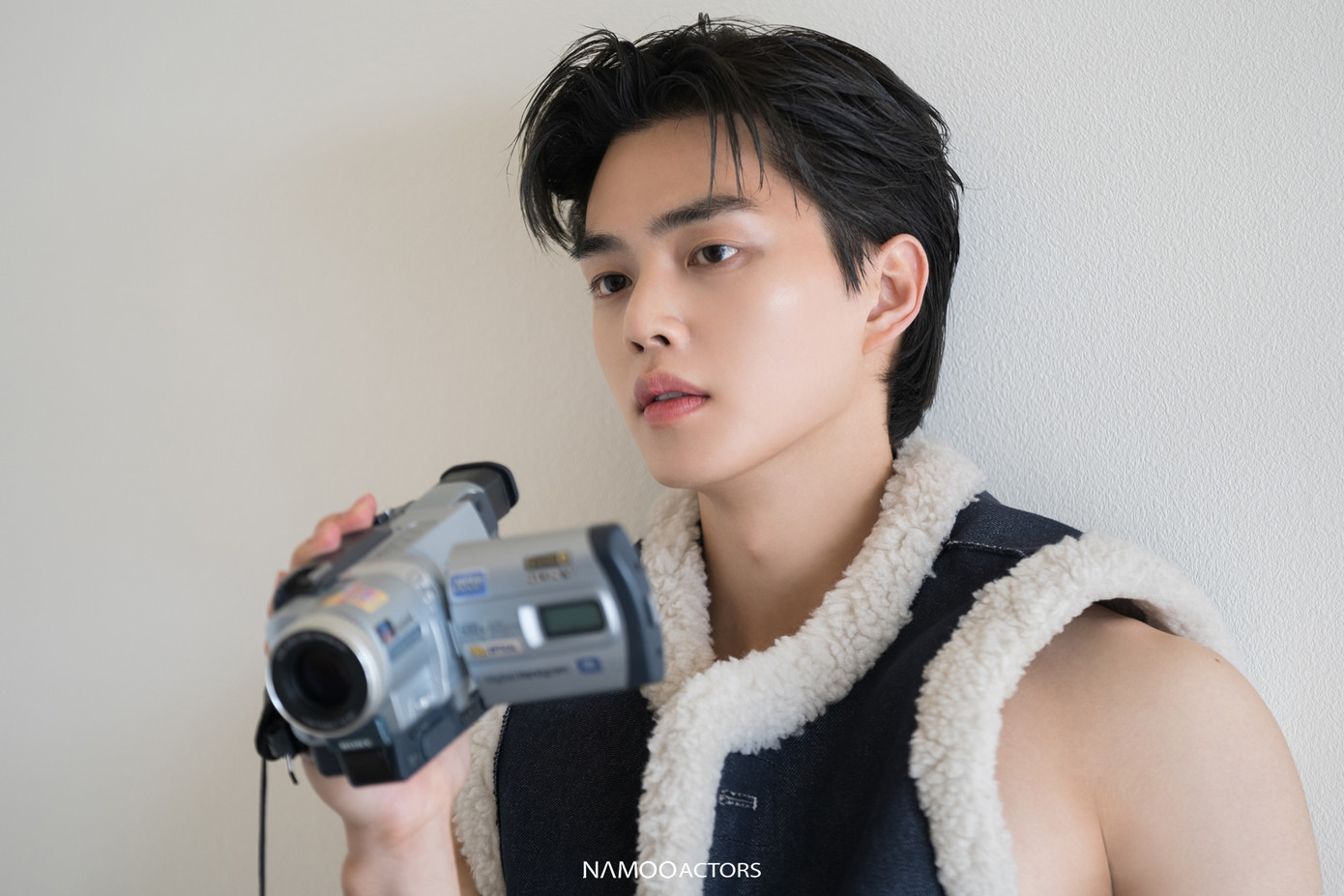 Tuy nhiên, theo Naver, Song Kang vẫn có những sự tiến bộ trong diễn xuất. Với My Demon, tài tử sinh năm 1994 vào vai Jung Gu Won vốn là một con quỷ sống hàng trăm năm với nhiệm vụ thực hiện ước nguyện của con người. Jung Gu Won ký một khế ước trong vòng 10 năm sẽ giúp họ trở nên thành công, quyền lực, giàu có, nhưng sau đó hắn sẽ lấy mạng những người này và gửi linh hồn xuống địa ngục. Jung Gu Won có ngoại hình trẻ mãi không già, tính cách bá đạo, nhưng không lạnh lùng mà thường cãi nhau với nữ chính. Hắn rất yêu bản thân và cuộc sống hoàn mỹ của mình.