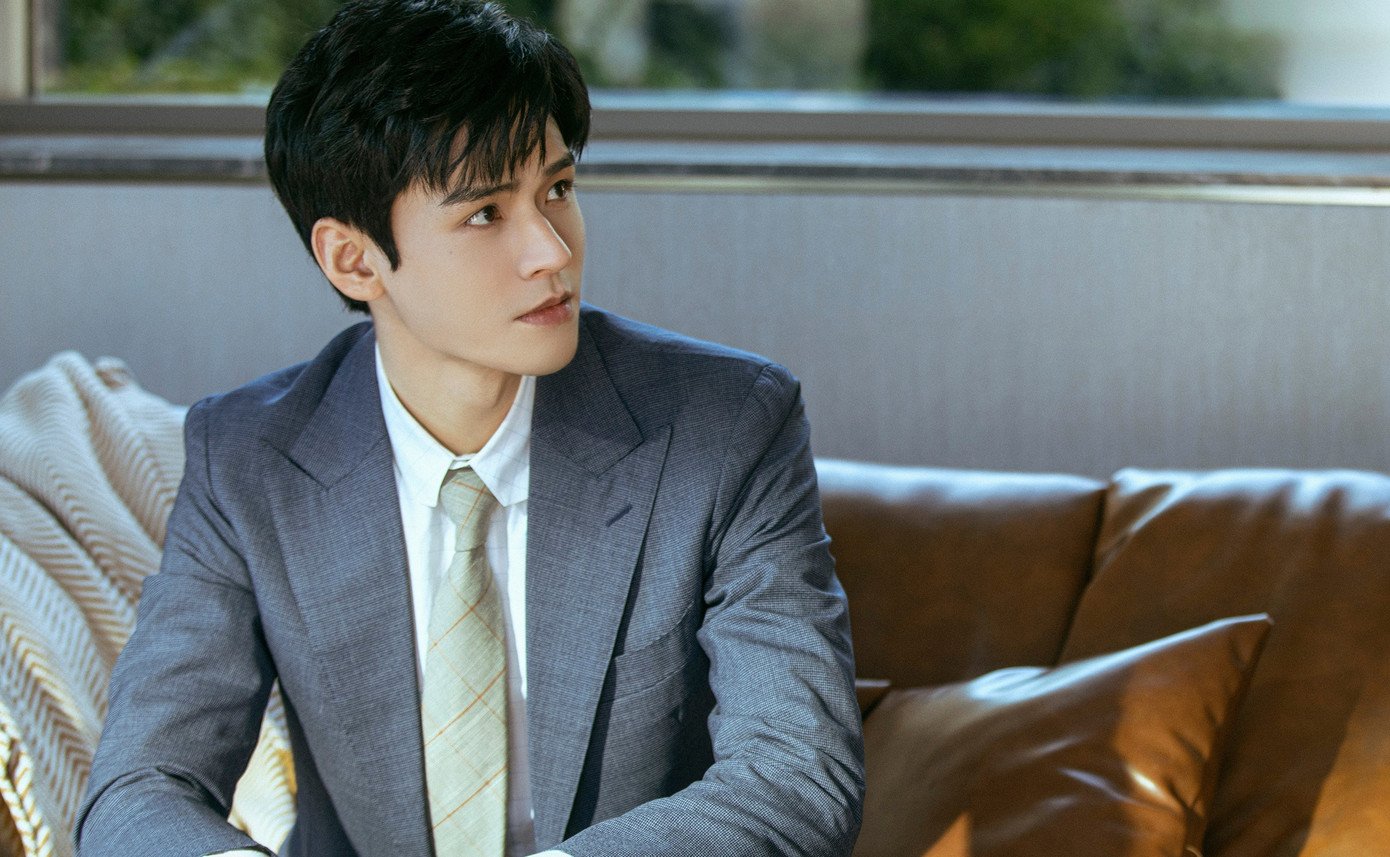 Cung Tuấn được đầu tư tạo hình sang trọng trong phim Tôi muốn đi ngược chiều gió, nhưng diễn xuất của anh vẫn không có tiến bộ.