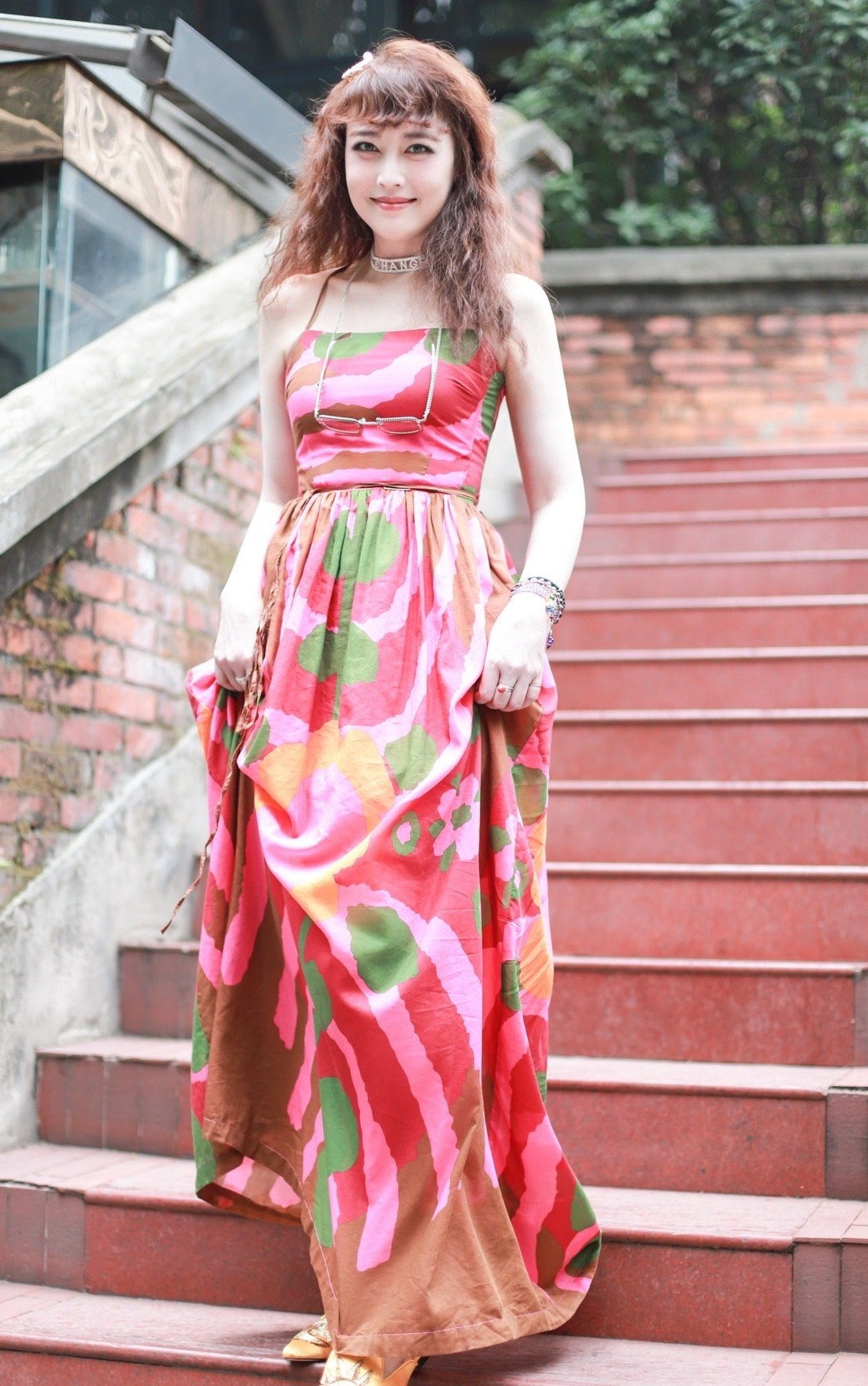 Thành công trên màn ảnh, Châu Hải My trở thành người tình trong mộng của hàng triệu khán giả và các đồng nghiệp nam. Châu Hải My và tài tử Lữ Lương Vỹ từng hợp tác trong hai bộ phim Tuyết Sơn Phi Hồ và Bến Thượng Hải rồi nảy sinh tình cảm với nhau. Họ kết hôn tại Mỹ năm 1988. Tuy nhiên, sau khi trở thành người một nhà, Châu Hải My cảm thấy bối rối, không quen với cuộc sống hôn nhân: "Sau khi kết hôn, chúng tôi phát hiện nhiều điều ở đối phương không giống với những gì mình tưởng tượng", Châu Hải My tâm sự sau khi chia tay Lữ Lương Vỹ nhiều năm.