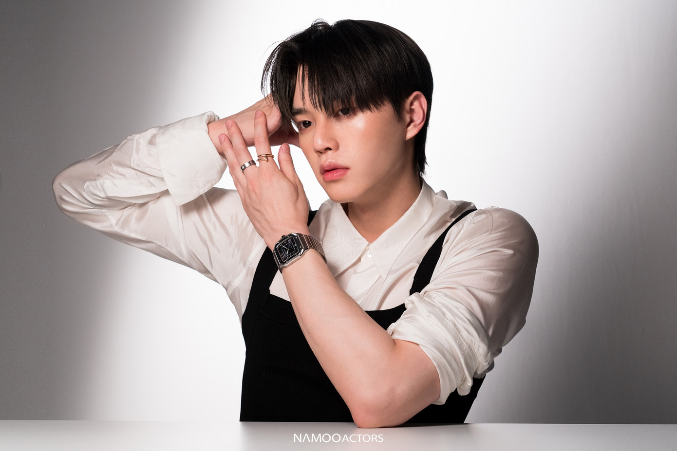 Theo Naver, Song Kang được khán giả Hàn Quốc đánh giá là &quot;thiên tài gương mặt&quot;, đẹp ở mọi góc cạnh với làn da sáng, gương mặt nhỏ sắc nét, mắt to. Bên cạnh đó, anh còn có chiều cao 1,86 m, bờ vai rộng. Cùng với Cha Eun Woo, Song Kang là nam diễn viên hiếm có được khán giả Hàn Quốc ưu ái &quot;diễn tệ chút cũng không sao&quot; do quá điển trai.