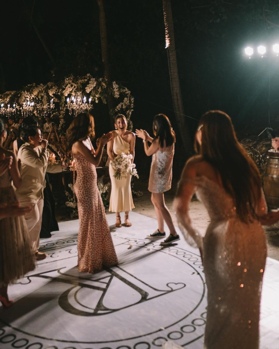 Cao Hải Ninh là người bắt được hoa cưới trong buổi lễ. Trước đó, cô cũng là một trong các phù dâu xinh đẹp của Thang Lạc Văn. Cô chia sẻ: "Một lần nữa xin chúc mừng hôn lễ thật đẹp, thật ngọt ngào và vui vẻ". Cao Hải Ninh cho biết thêm cô từng từ chối nhận hoa vì chưa có bạn trai. Song, cô dâu Thang Lạc Văn đã thuyết phục nữ diễn viên, hy vọng cô sớm tìm được tình yêu của mình. Cao Hải Ninh là người bắt được hoa cưới trong buổi lễ. Trước đó, cô cũng là một trong các phù dâu xinh đẹp của Thang Lạc Văn. Cô chia sẻ: "Một lần nữa xin chúc mừng hôn lễ thật đẹp, thật ngọt ngào và vui vẻ". Cao Hải Ninh cho biết thêm cô từng từ chối nhận hoa vì chưa có bạn trai. Song, cô dâu Thang Lạc Văn đã thuyết phục nữ diễn viên, hy vọng cô sớm tìm được tình yêu của mình.