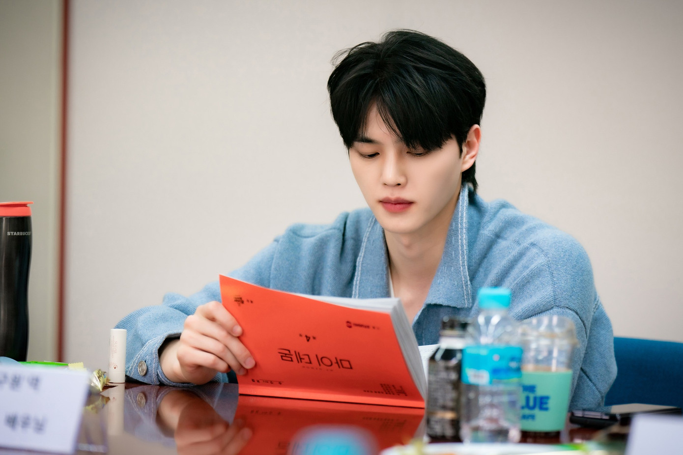 Theo Naver, Song Kang được khán giả Hàn Quốc đánh giá là &quot;thiên tài gương mặt&quot;, đẹp ở mọi góc cạnh với làn da sáng, gương mặt nhỏ sắc nét, mắt to. Bên cạnh đó, anh còn có chiều cao 1,86 m, bờ vai rộng. Cùng với Cha Eun Woo, Song Kang là nam diễn viên hiếm có được khán giả Hàn Quốc ưu ái &quot;diễn tệ chút cũng không sao&quot; do quá điển trai.