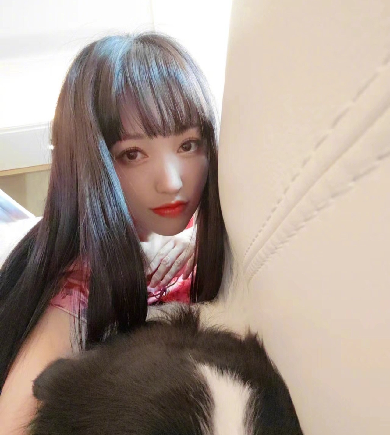 Kim Sa sinh năm 1981, có vẻ ngoài trẻ trung, ngọt ngào được khán giả Trung Quốc yêu thích, gọi là "nữ thần của các chàng trai".