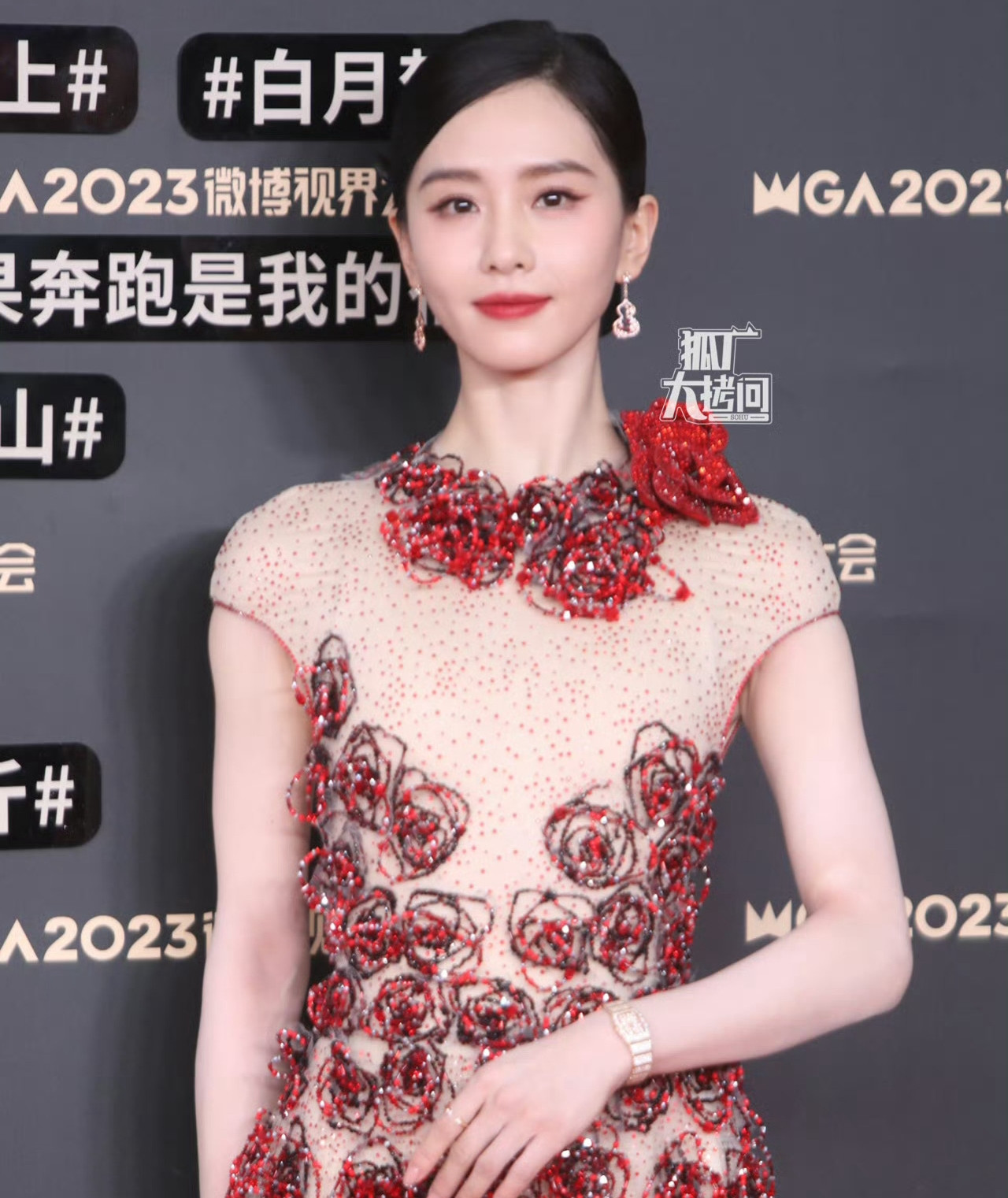 Lưu Thi Thi đang gây sốt với tác phẩm Nhất niệm quan sơn, tác phẩm truyền hình đánh dấu sự trở lại với mảng cổ trang của cô sau 6 năm. Xuất hiện trên thảm đỏ, Lưu Thi Thi mặc Haute Couture của thương hiệu Armani Prive phù hợp với khí chất thanh lịch, nhã nhặn của cô. Lưu Thi Thi đang gây sốt với tác phẩm Nhất niệm quan sơn, tác phẩm truyền hình đánh dấu sự trở lại với mảng cổ trang của cô sau 6 năm. Xuất hiện trên thảm đỏ, Lưu Thi Thi mặc Haute Couture của thương hiệu Armani Prive phù hợp với khí chất thanh lịch, nhã nhặn của cô.